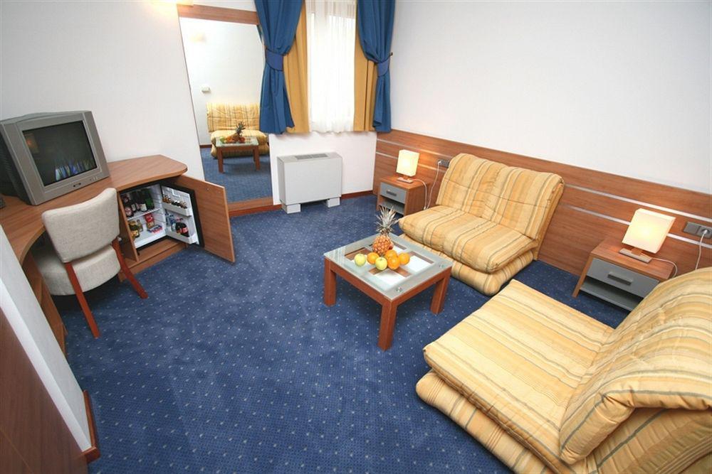 Eden 4* Podstrana