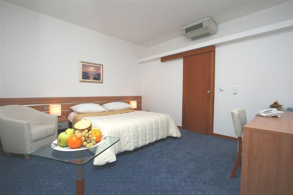 Eden 4* Podstrana